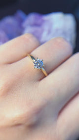 Anillo de compromiso con diamante natural central de .50ct corte brillante con certificado IGI elaborado en oro amarillo de 14k