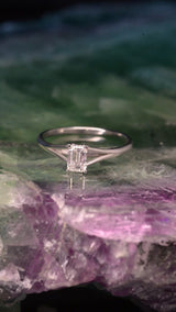 Anillo de compromiso con diamante natural central de .50ct corte esmeralda con certificado IGI elaborado en oro blanco de 14k