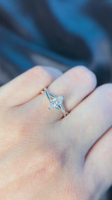 Anillo de compromiso con diamante natural de .50ct corte marquise con certificado IGI elaborado en oro blanco de 14k