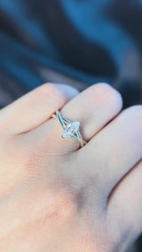 Anillo de compromiso con diamante natural de .50ct corte marquise con certificación GIA elaborado en oro blanco de 14k