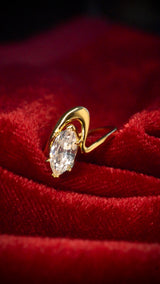Anillo de compromiso con diamante de laboratorio central de 2.0ct corte marquise con certificado IGI elaborado en oro amarillo 14k
