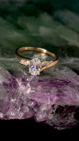 Anillo de compromiso con diamante natural de 1.0ct corte oval con certificación GIA y 4 diamantes naturales laterales elaborado en oro amarillo 14k