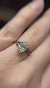 Anillo de compromiso con diamante de laboratorio de 1.5ct corte oval con certificado IGI y 10 zafiros naturales laterales elaborado en oro amarillo de 14k