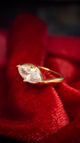 Anillo de compromiso con diamante de laboratorio central de 2.0ct corte marquise con certificado IGI elaborado en oro amarillo 14k