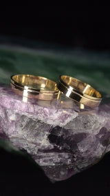 Par de argollas de matrimonio de 4mm macizas elaboradas en oro amarillo de 10k