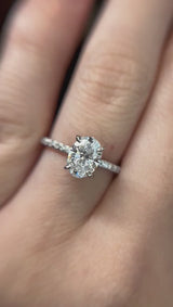 Anillo de compromiso con diamante natural de 1.0ct corte oval con certificación GIA y 14 diamantes naturales elaborado en oro blanco de 14k