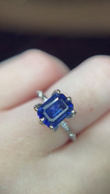 Anillo de compromiso con zafiro natural de 3.0ct corte esmeralda y 2 moissanitas laterales elaborado en oro blanco de 14k