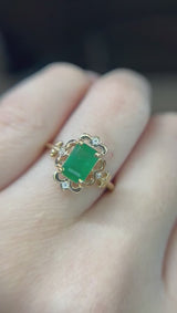 Anillo de compromiso con esmeralda natural de 1.0ct corte esmeralda y 4 diamantes naturales laterales elaborado en oro amarillo de 14k