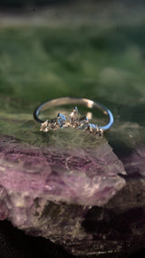 Media churumbela con diamante natural corte marquise y topacios naturales elaborada en oro blanco de 14k