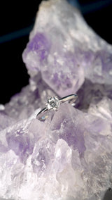 Anillo de compromiso con diamante de laboratorio central de .50ct corte brillante con certificado IGI realizado en oro blanco 14k