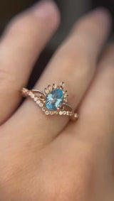 Anillo de compromiso con topacio natural de .80ct corte gota y diamantes naturales laterales elaborado en oro rosa de 14k