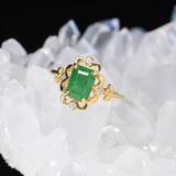 Anillo de compromiso con esmeralda natural de 1.0ct corte esmeralda y 4 diamantes naturales laterales elaborado en oro amarillo de 14k
