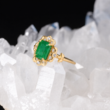 Anillo de compromiso con esmeralda natural de 1.0ct corte esmeralda y 4 diamantes naturales laterales elaborado en oro amarillo de 14k