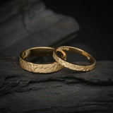 Par de argollas de matrimonio macizas de 2.5mm y 4.5mm elaboradas en oro amarillo de 10k