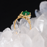 Anillo de compromiso con esmeralda natural de 1.0ct corte esmeralda y 4 diamantes naturales laterales elaborado en oro amarillo de 14k