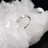 Anillo de compromiso con diamante de laboratorio de .50ct corte marquise con certificado IGI elaborado en oro blanco de 14k