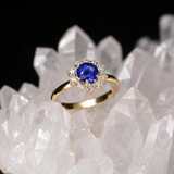 Anillo de compromiso con zafiro natural de .50ct corte brillante y 10 diamantes naturales elaborado en oro amarillo de 14k