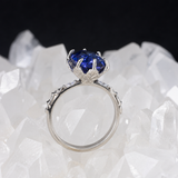 Anillo de compromiso con zafiro natural de 1.0ct corte esmeralda y 2 moissanitas laterales elaborado en oro blanco de 14k