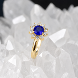 Anillo de compromiso con zafiro natural de .50ct corte brillante y 10 diamantes naturales elaborado en oro amarillo de 14k