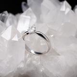 Anillo de compromiso con diamante de laboratorio de .50ct corte marquise con certificado IGI elaborado en oro blanco de 14k