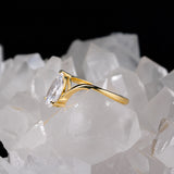 Anillo de compromiso con diamante de laboratorio central de 1.5ct corte gota con certificado IGI elaborado en oro amarillo 14k