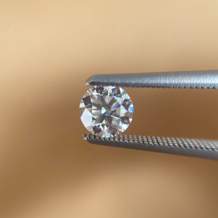 Anillo de compromiso con diamante natural central de .40ct con certificación GIA y 18 diamantes naturales laterales elaborado en oro blanco de 14 kilates