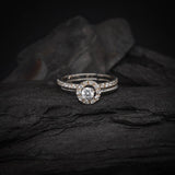 Anillo de compromiso con diamante natural de .30ct con certificación GIA y 15 diamantes laterales elaborado en oro blanco de 14 kilates