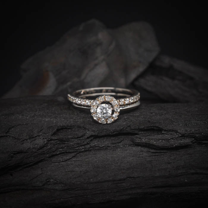 Anillo de compromiso con diamante natural de .30ct con certificación GIA y 15 diamantes laterales elaborado en oro blanco de 14 kilates