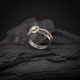 Anillo de compromiso con diamante natural de .30ct con certificación GIA y 15 diamantes laterales elaborado en oro blanco de 14 kilates