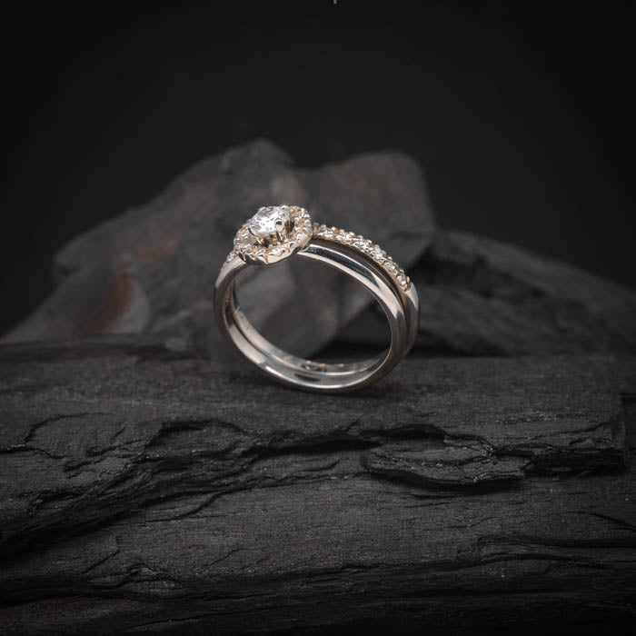 Anillo de compromiso con diamante natural de .30ct con certificación GIA y 15 diamantes laterales elaborado en oro blanco de 14 kilates