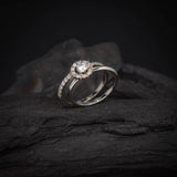 Anillo de compromiso con diamante natural de .30ct con certificación GIA y 15 diamantes laterales elaborado en oro blanco de 14 kilates