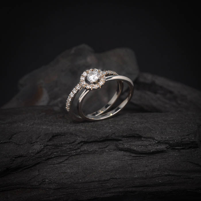 Anillo de compromiso con diamante natural de .30ct con certificación GIA y 15 diamantes laterales elaborado en oro blanco de 14 kilates