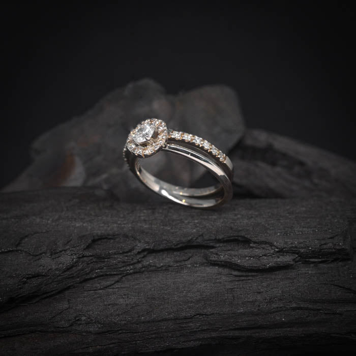 Anillo de compromiso con diamante natural de .30ct con certificación GIA y 15 diamantes laterales elaborado en oro blanco de 14 kilates