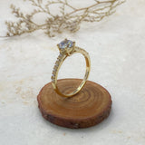 Anillo de compromiso con moissanita .50ct y cristales elaborado en oro amarillo de 14 kilates