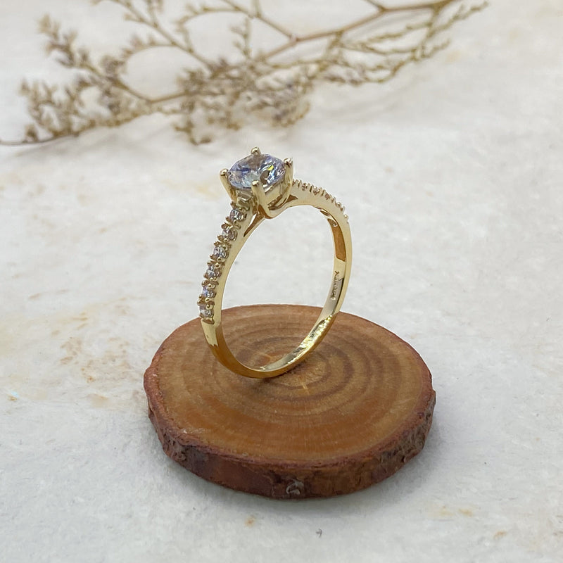Anillo de compromiso con moissanita .50ct y cristales elaborado en oro amarillo de 14 kilates