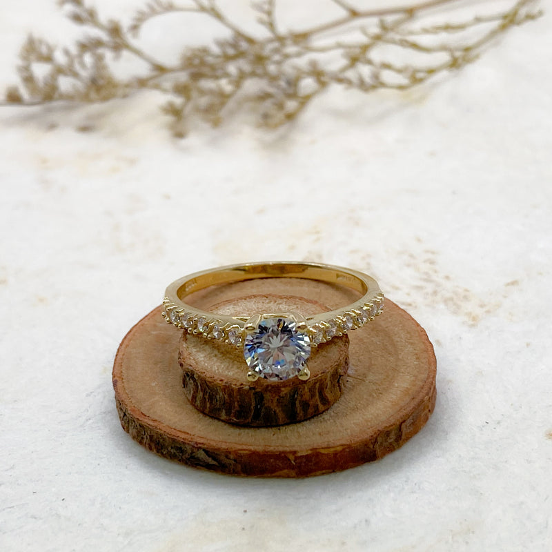 Anillo de compromiso con moissanita .50ct y cristales elaborado en oro amarillo de 14 kilates