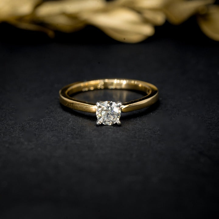 Anillo de compromiso con diamante natural central de .30ct con certificación GIA elaborado en oro amarillo de 18 kilates