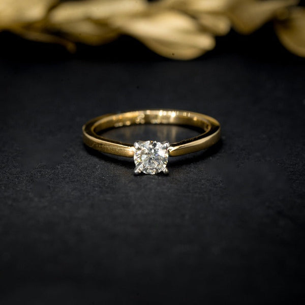 Anillo de compromiso con diamante natural central de .40ct con certificación GIA elaborado en oro amarillo de 18 kilates