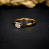 Anillo de compromiso con diamante natural central de .30ct con certificación GIA elaborado en oro amarillo de 18 kilates