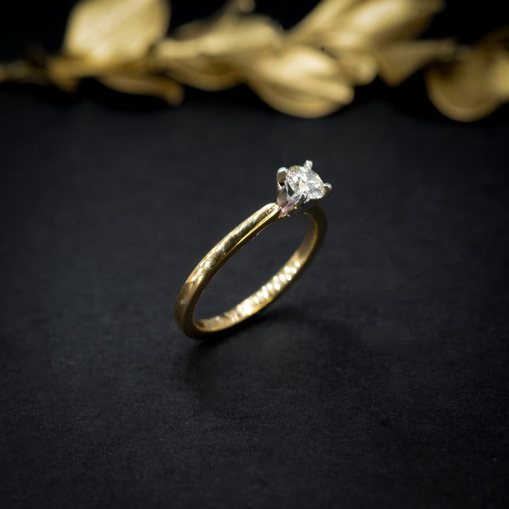 Anillo de compromiso con diamante natural central de .30ct con certificación GIA elaborado en oro amarillo de 18 kilates