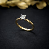 Anillo de compromiso con diamante natural central de .30ct con certificación GIA elaborado en oro amarillo de 18 kilates