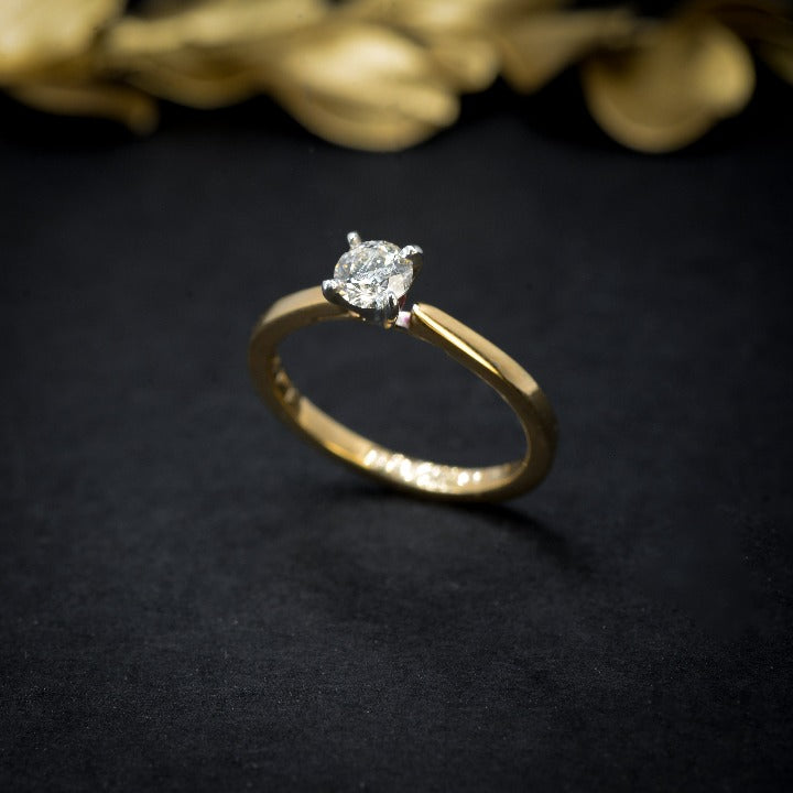 Anillo de compromiso con diamante natural central de .30ct con certificación GIA elaborado en oro amarillo de 18 kilates