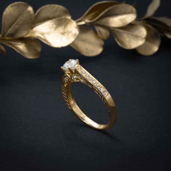 Anillo de compromiso con diamante natural de .40ct con certificación GIA y 24 diamantes laterales en oro amarillo de 14 kilates