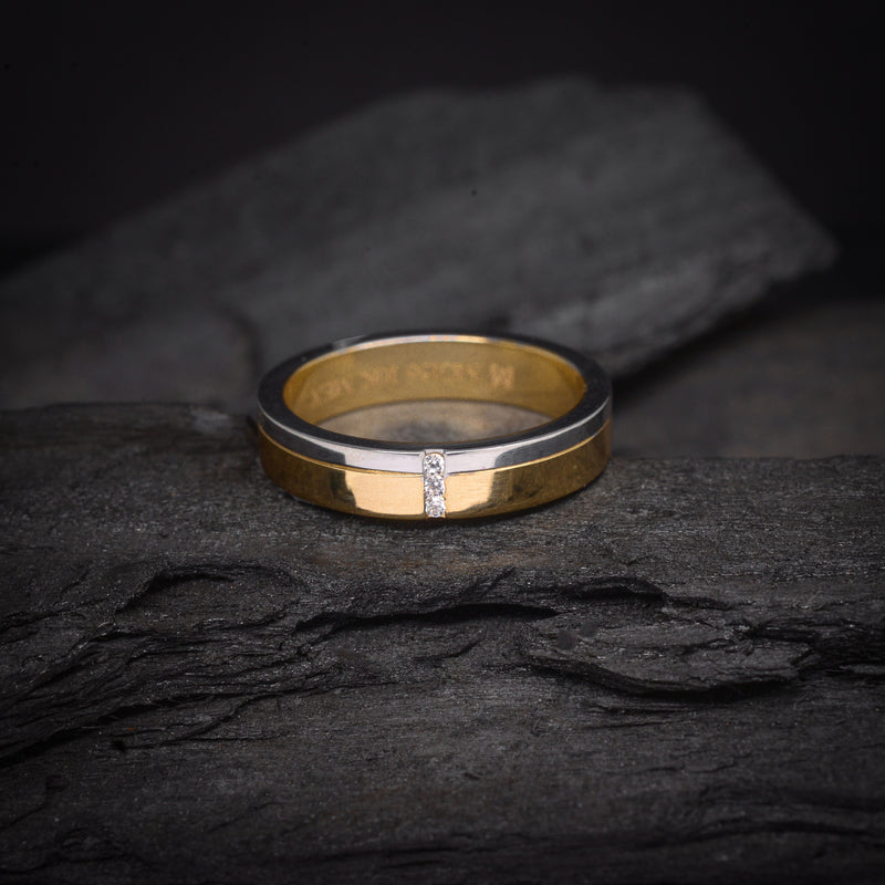 Par de argollas de matrimonio macizas de 4mm con incrustación de cristales elaboradas en oro de 10 kilates