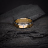 Par de argollas de matrimonio macizas de 4mm con incrustación de cristales elaboradas en oro de 14 kilates