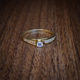 Anillo de compromiso con diamante natural de .12ct y 12 diamantes laterales elaborado en oro amarillo de 14 kilates