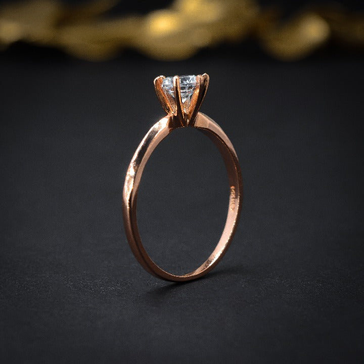 Anillo de compromiso con cristal elaborado en oro rosa de 14 kilates
