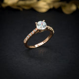 Anillo de compromiso con moissanita .50ct y cristales elaborado en oro rosa de 14 kilates