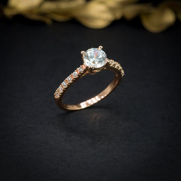 Anillo de compromiso con moissanita .50ct y cristales elaborado en oro rosa de 14 kilates