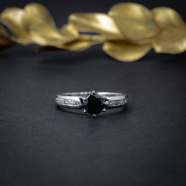 Anillo de compromiso con diamante negro natural .50ct y 10 diamantes en laterales en oro blanco de 14 kilates